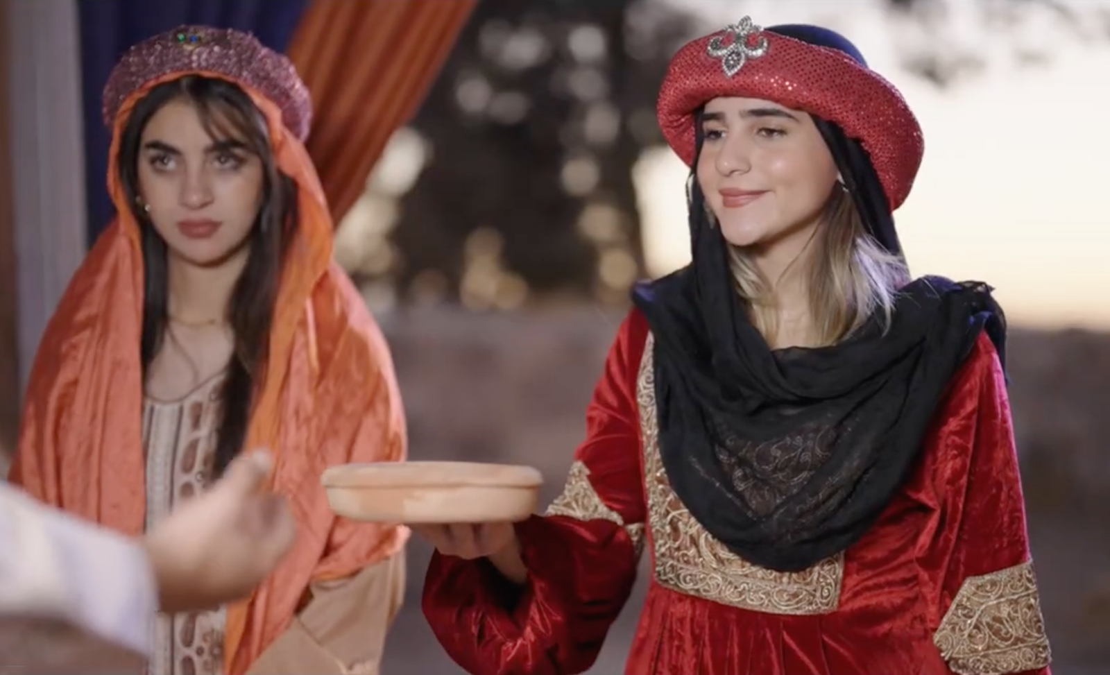 Woman in Andalucía Jordanian outfit serving at themed event